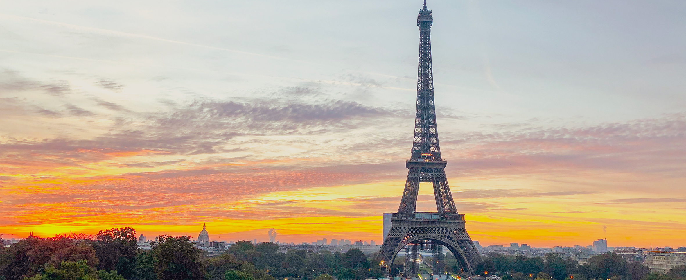 Vista de la Torre Eiffel en el amanecer.