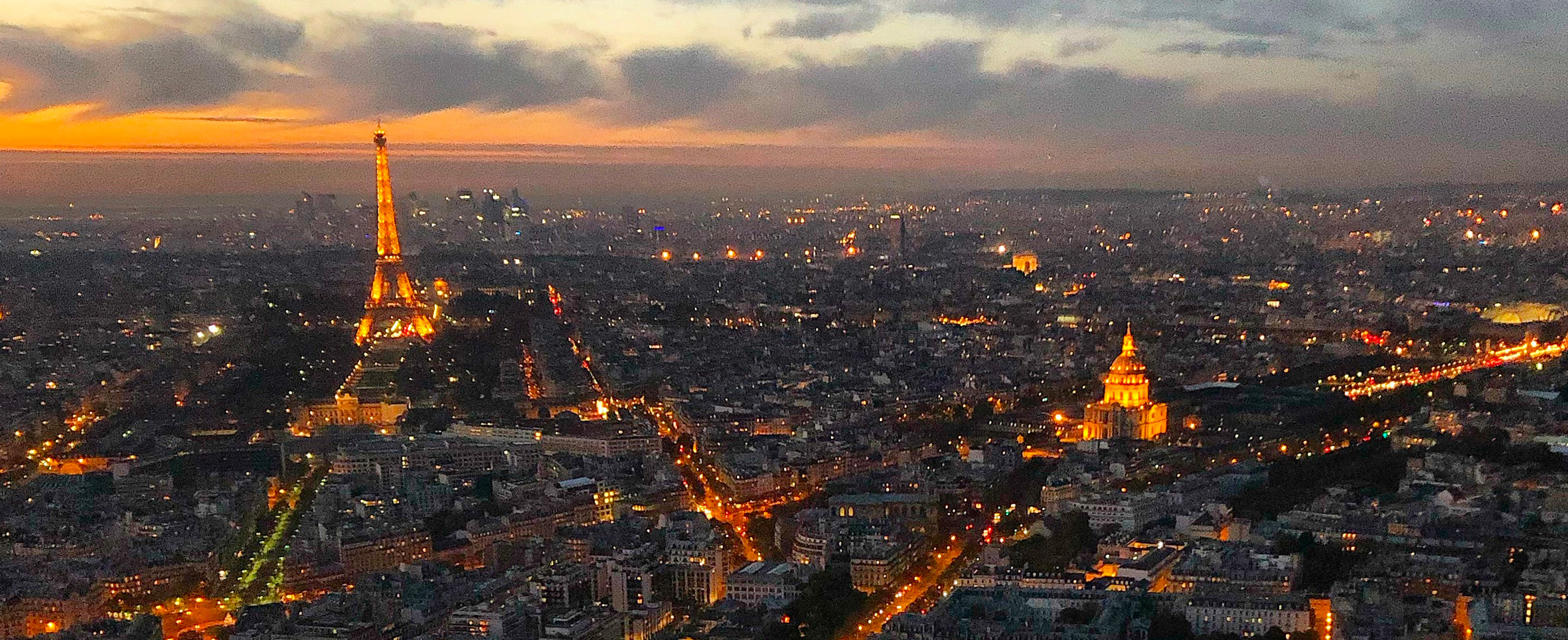 Vista de París desde el mirador de la torre Montparnasse en la noche.