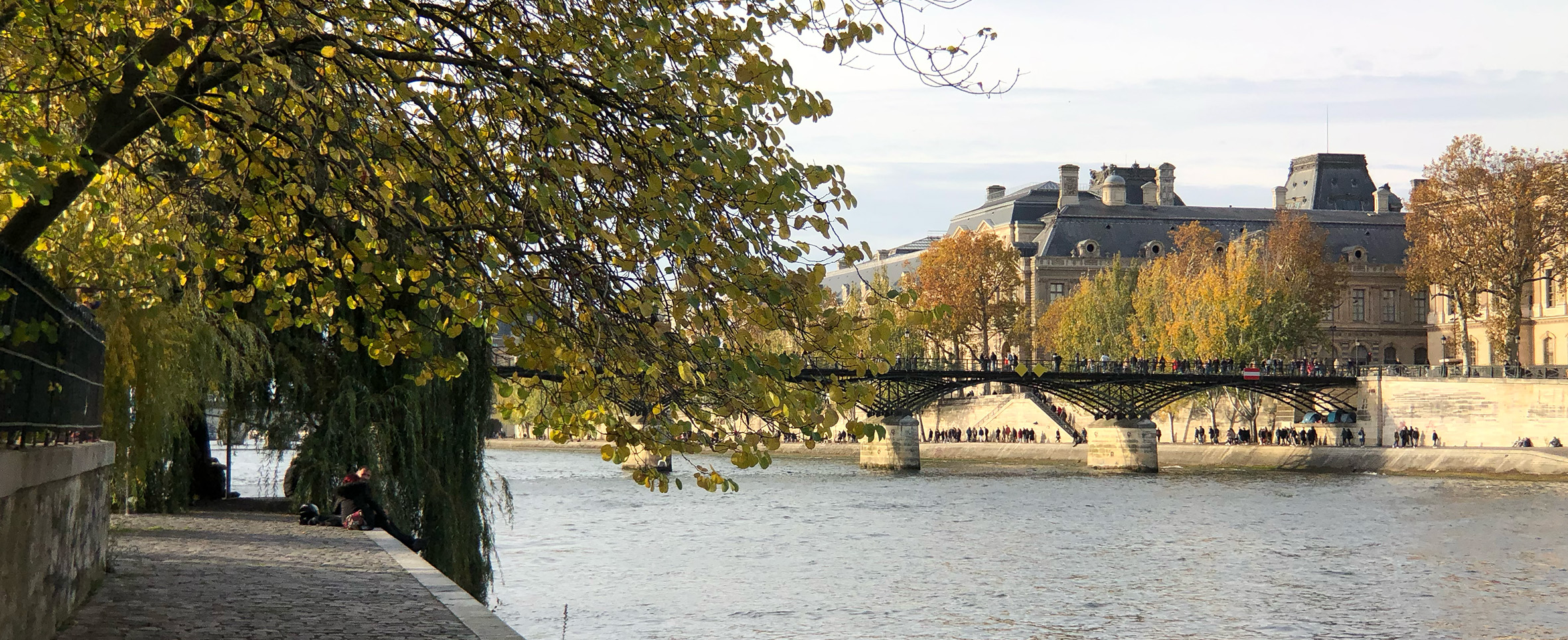 Vista de un puente de París en Noviembre y del río Sena
