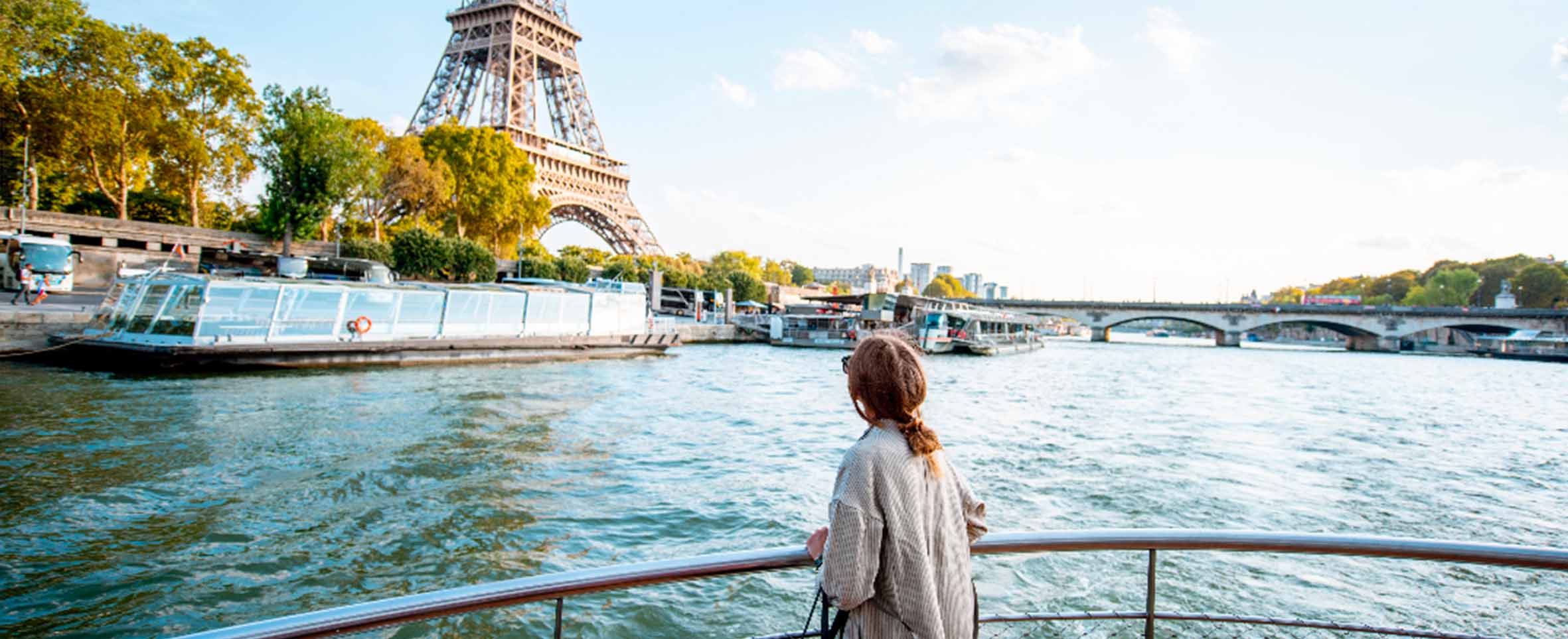 Crucero por el Sena en París con la Torre Eiffel.
