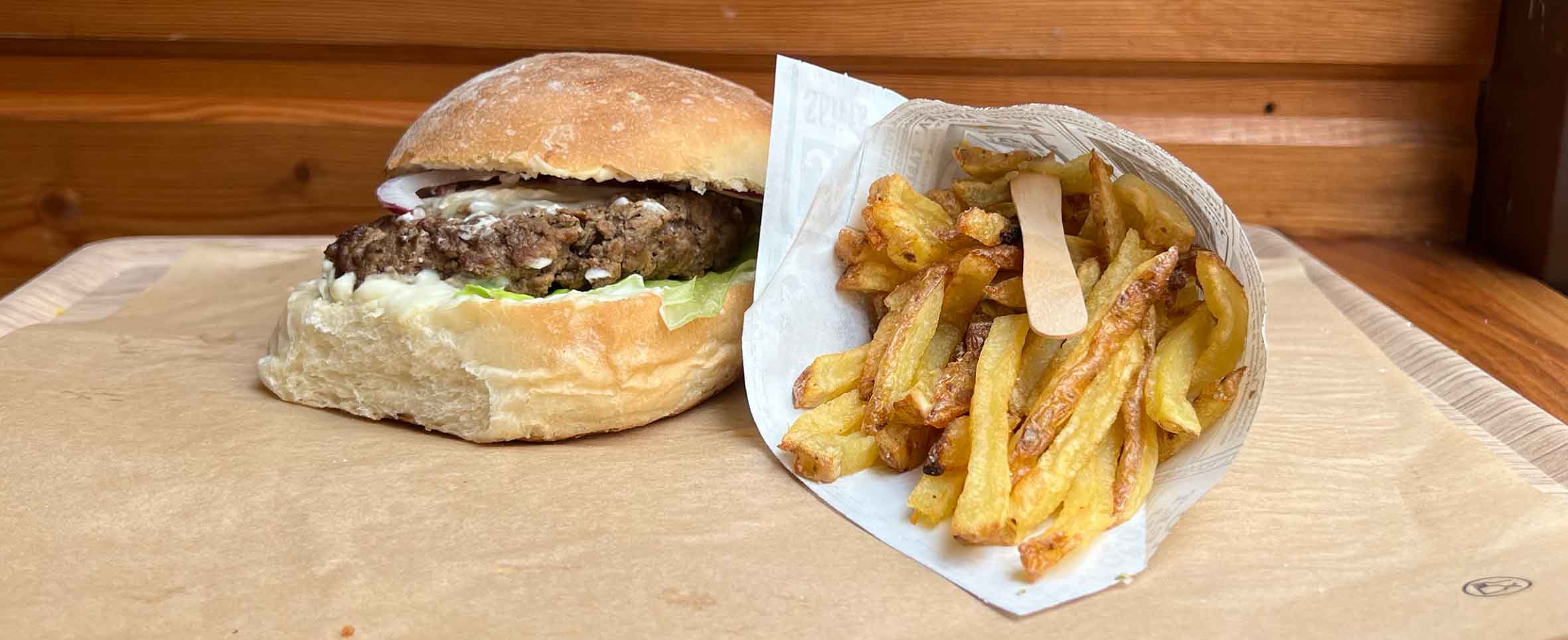 Comida barata en París: hamburguesa y papas a la francesa