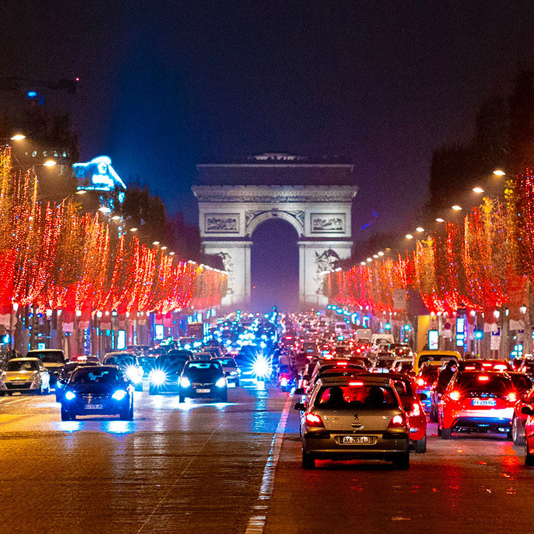 Arco del triunfo con las luces de navidad en París