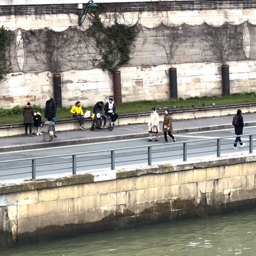 Gente paseando a las orillas del río Sena en noviembre.