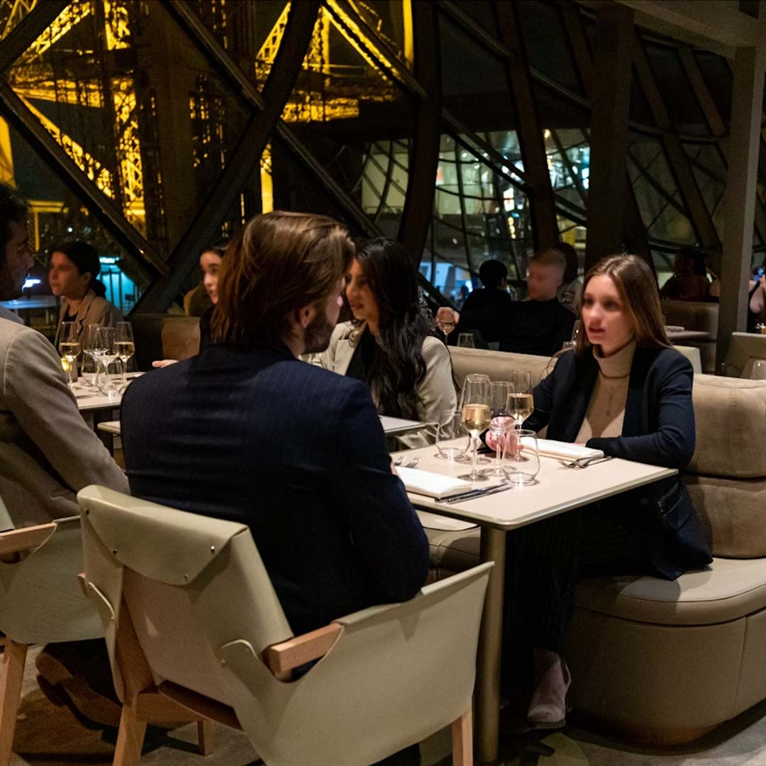 Una pareja cenando en el restaurante de la Torre Eiffel.