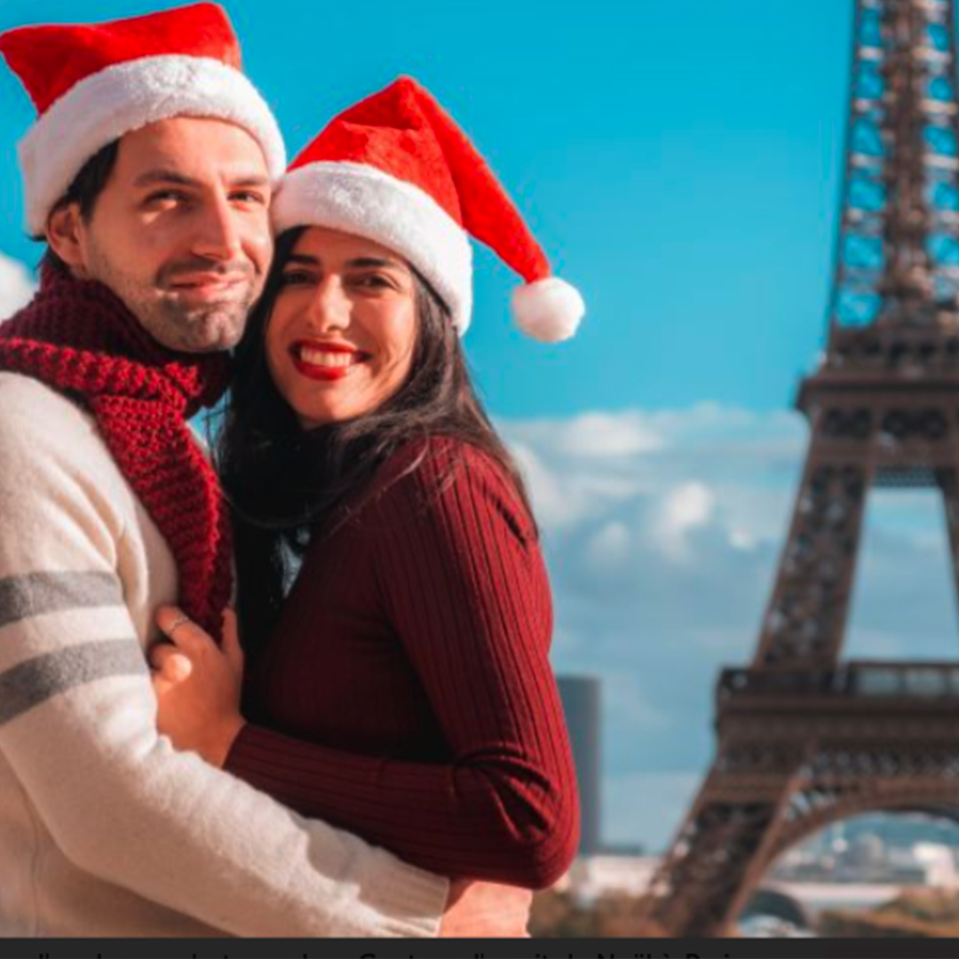 Personas haciendo una sesión de fotos en París con adornos navideños frente a la Torre Eiffel
