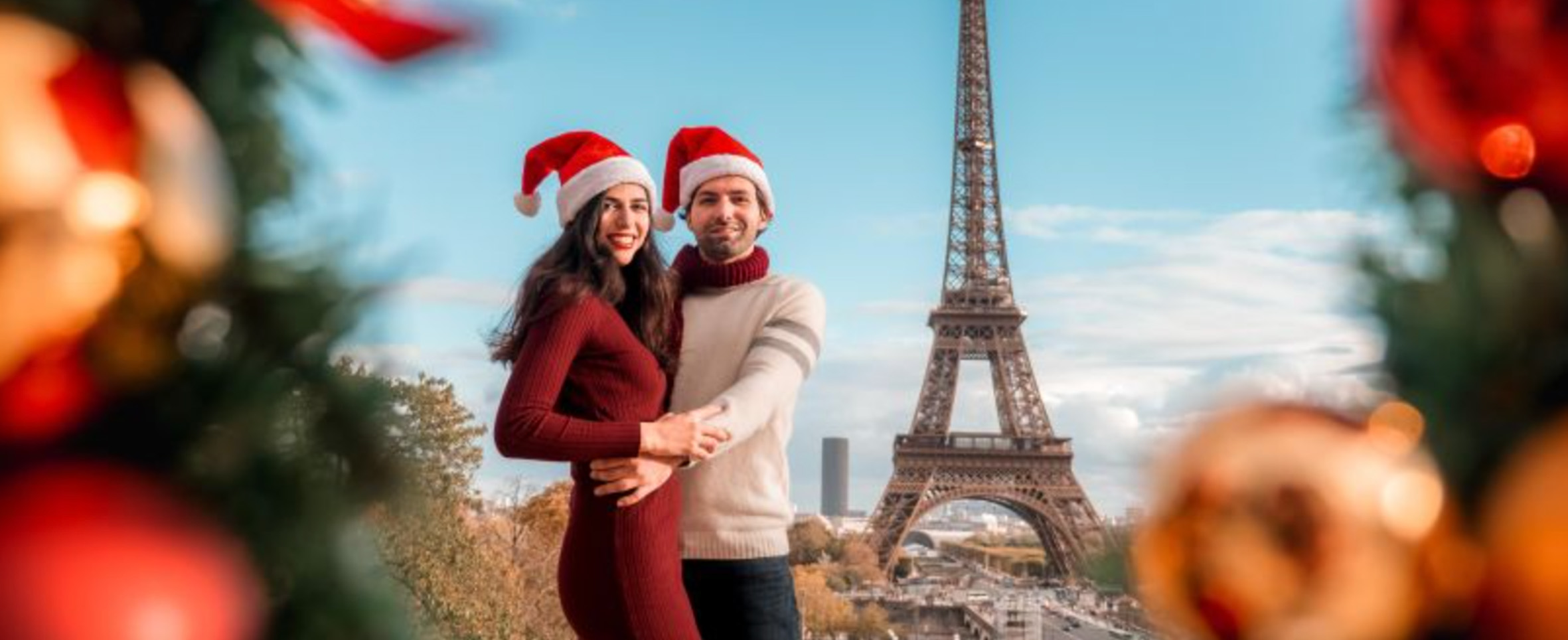 sesión de fotos en París con un ambiente navideño y la torre Eiffel de fondo