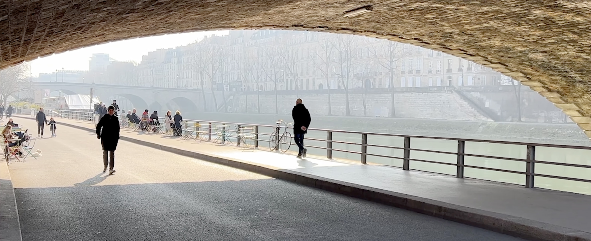 Vista de un puente de París en Noviembre y del río Sena