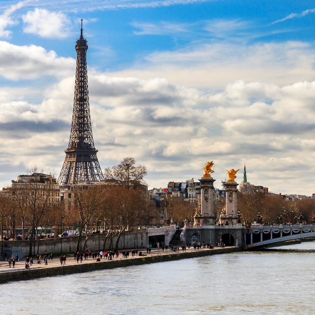 Día de enero en París con la Torre Eiffel de fondo y el río sena en primer plano