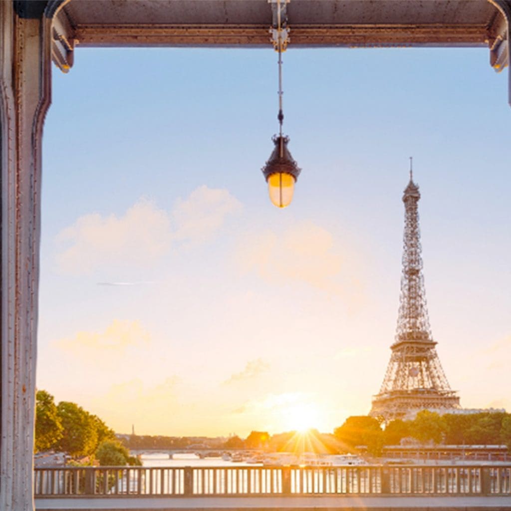 Amanecer con la Torre Eiffel en París en marzo, vista puente Bir Hakeim