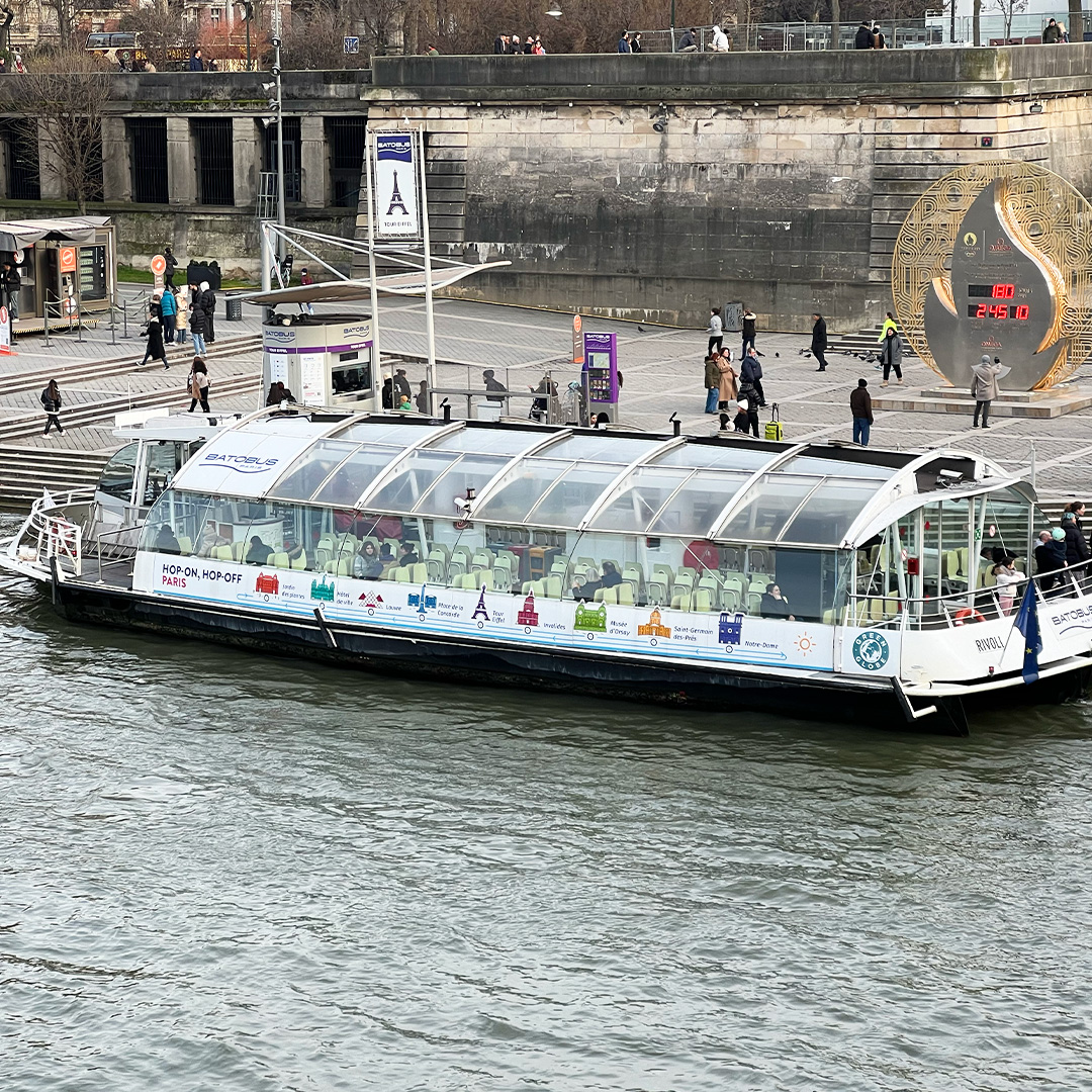 Gente paseando a las orillas del río Sena en noviembre.
