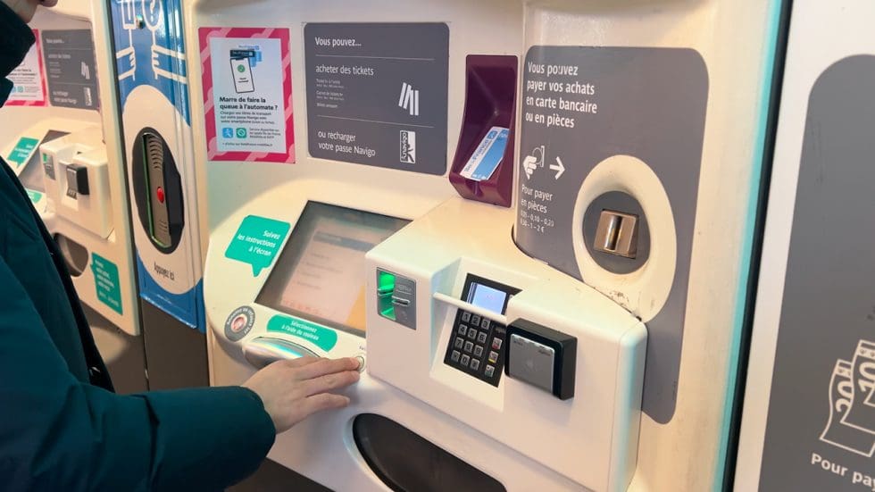 ¿Cómo funciona la tarjeta Navigo Easy en París? Guía 2025
