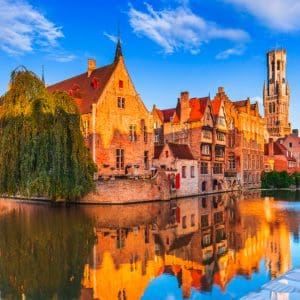 Casas típicas en brujas a un costado de canal