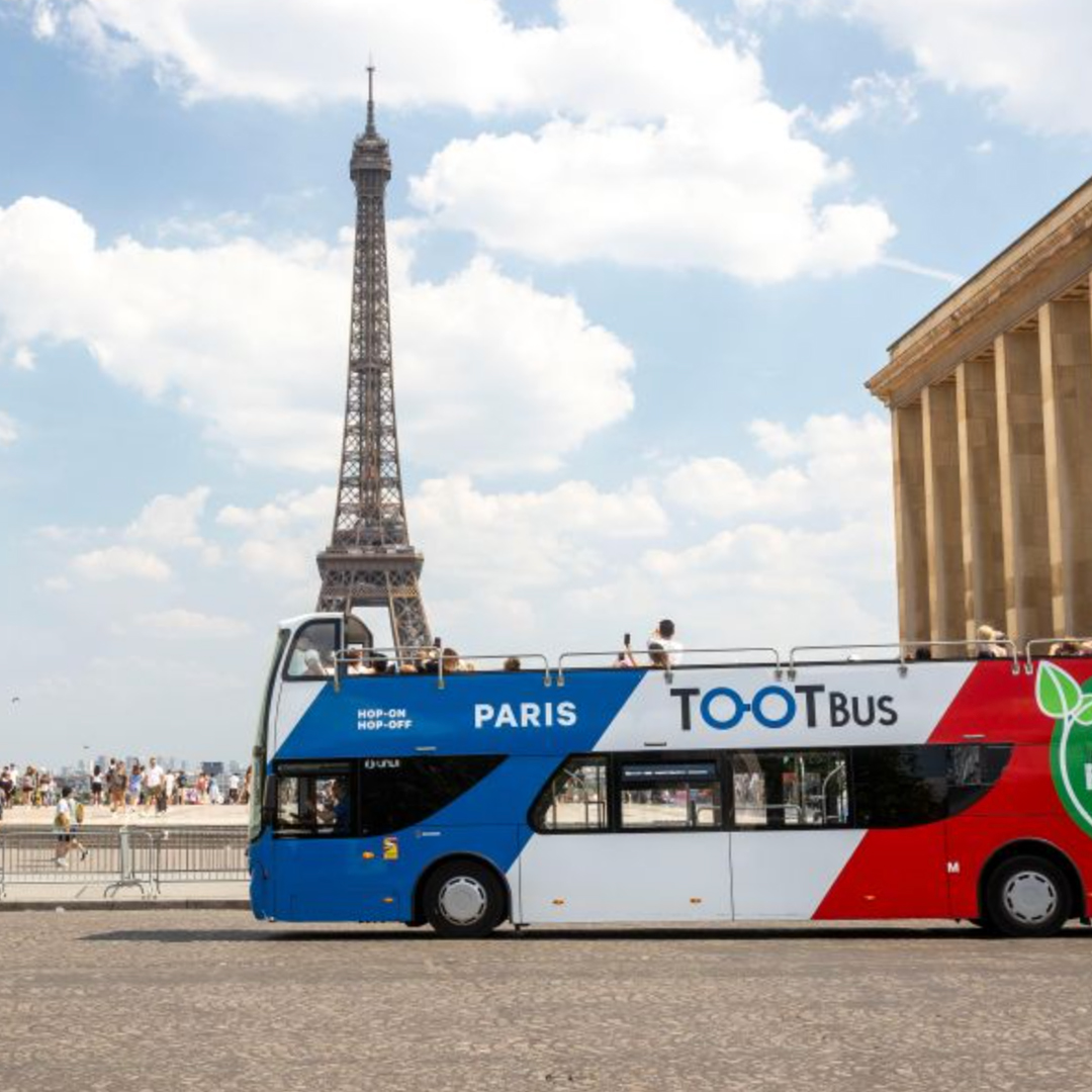 autobús turístico de París frente a la Torre Eiffel en la plaza del Trocadero
