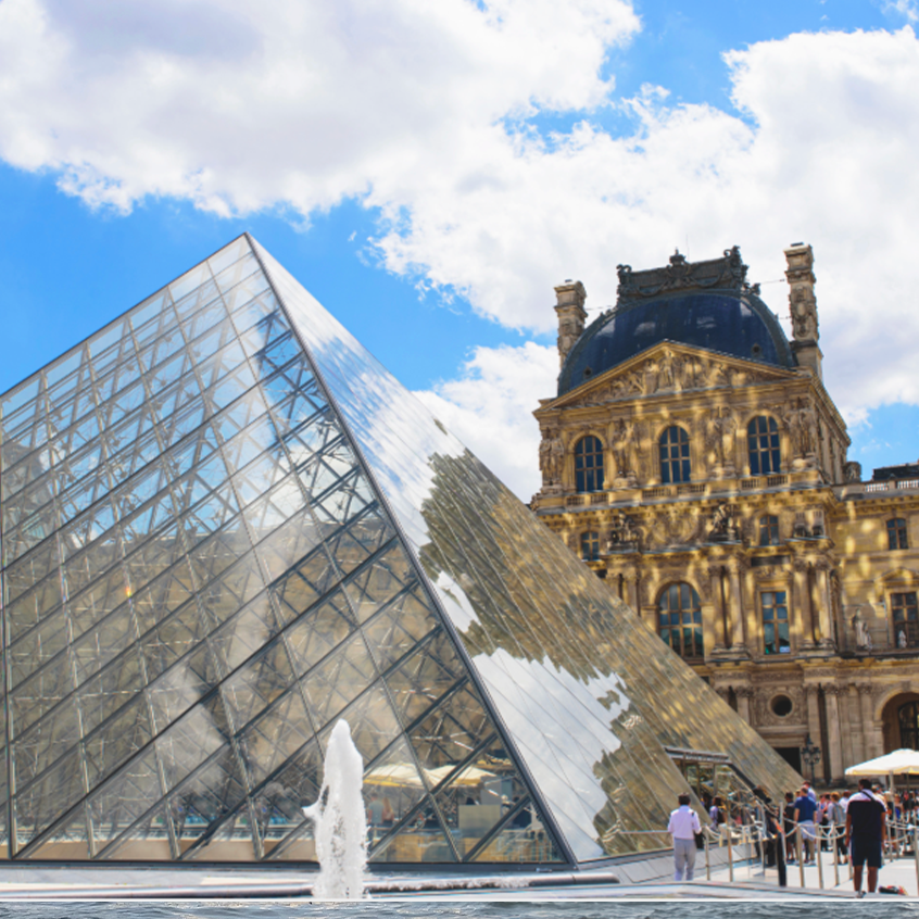 Piramide del museo del Louvre