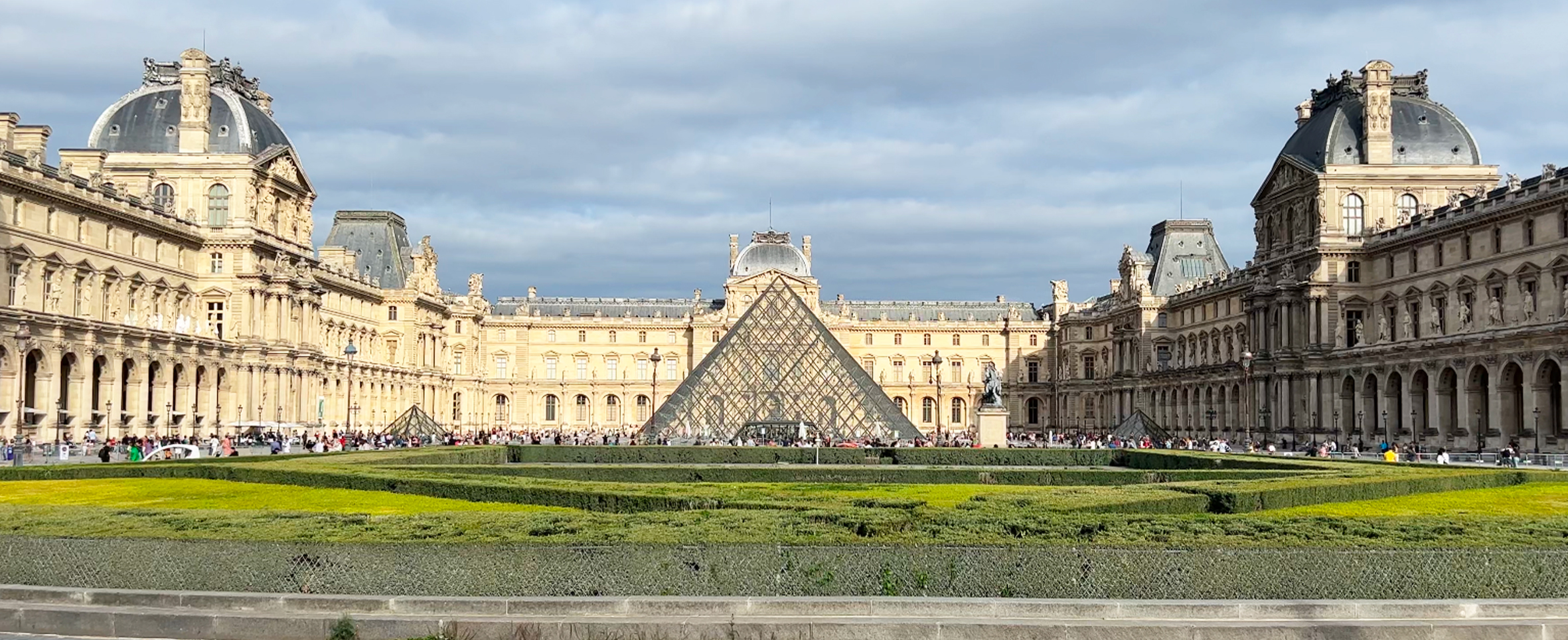 Museo del Louvre de París en diferentes ángulos y detalles