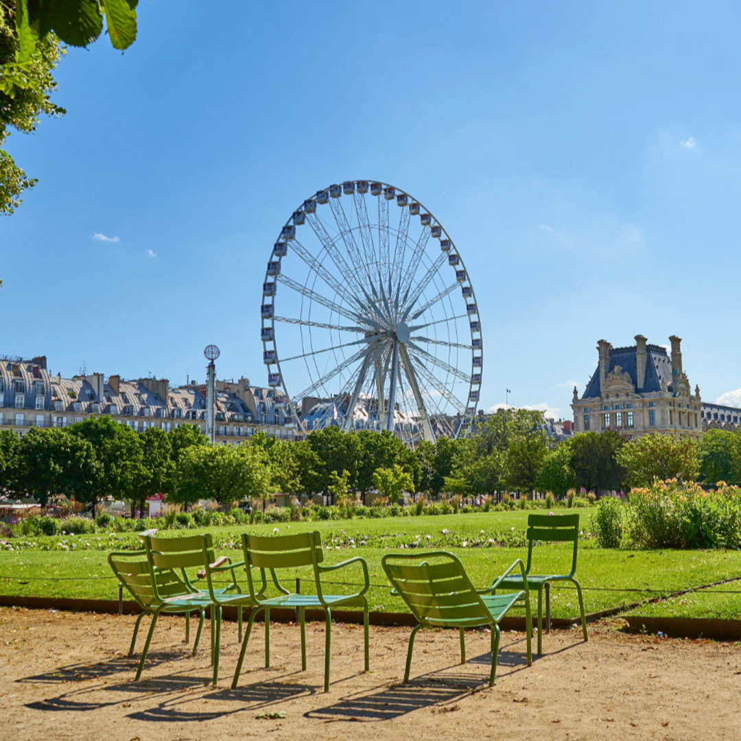 El jardín de las Tullerías en el mes de julio en París.