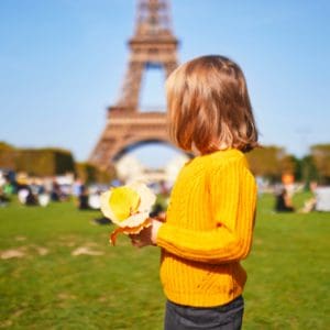 Una niña en París.