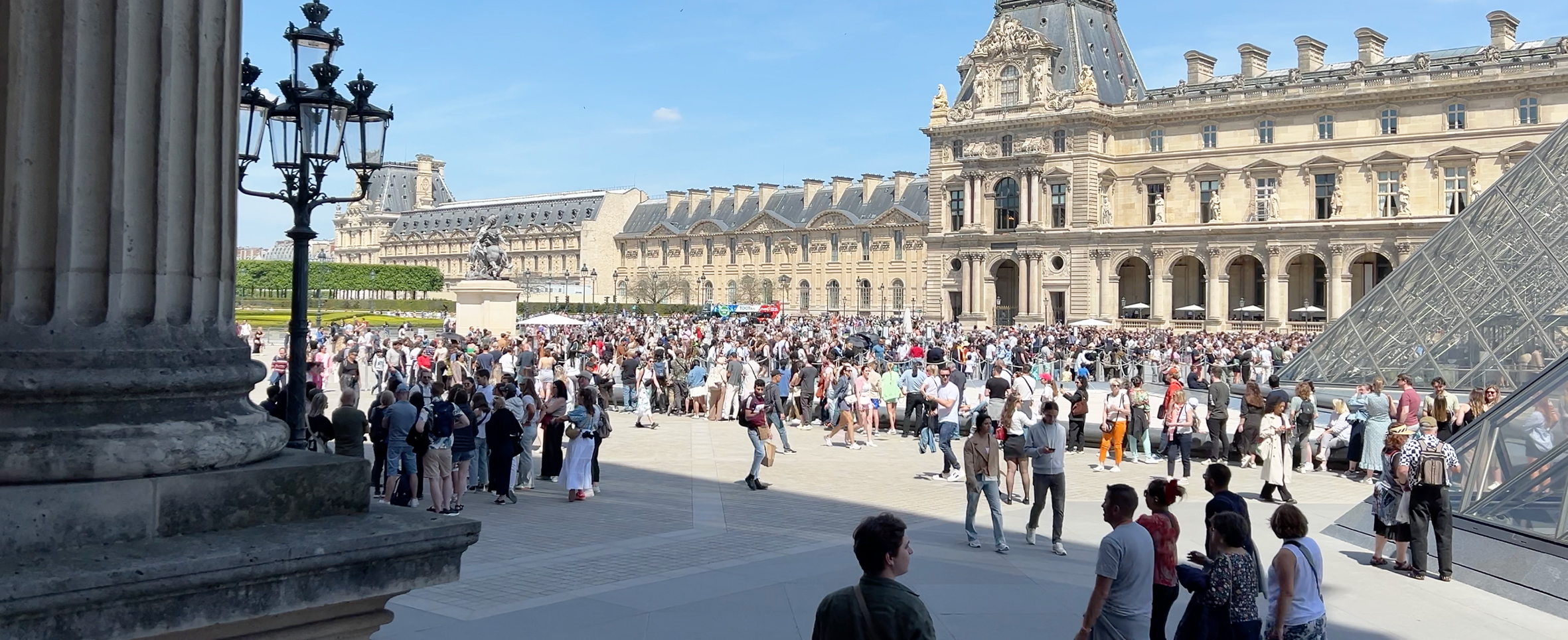 Gran fila en el museo del Louvre.