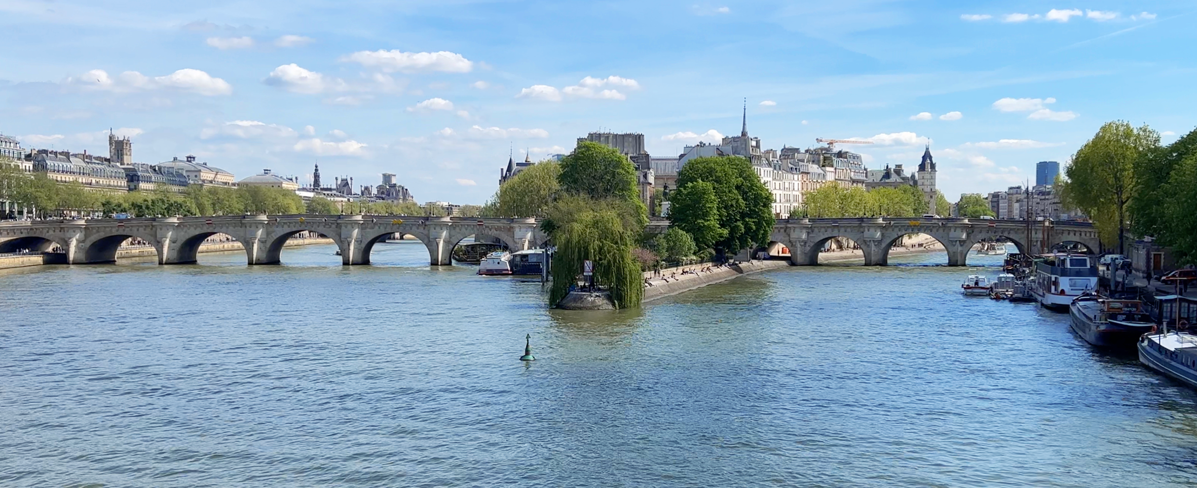 Vista del rio Sena de París en Verano.