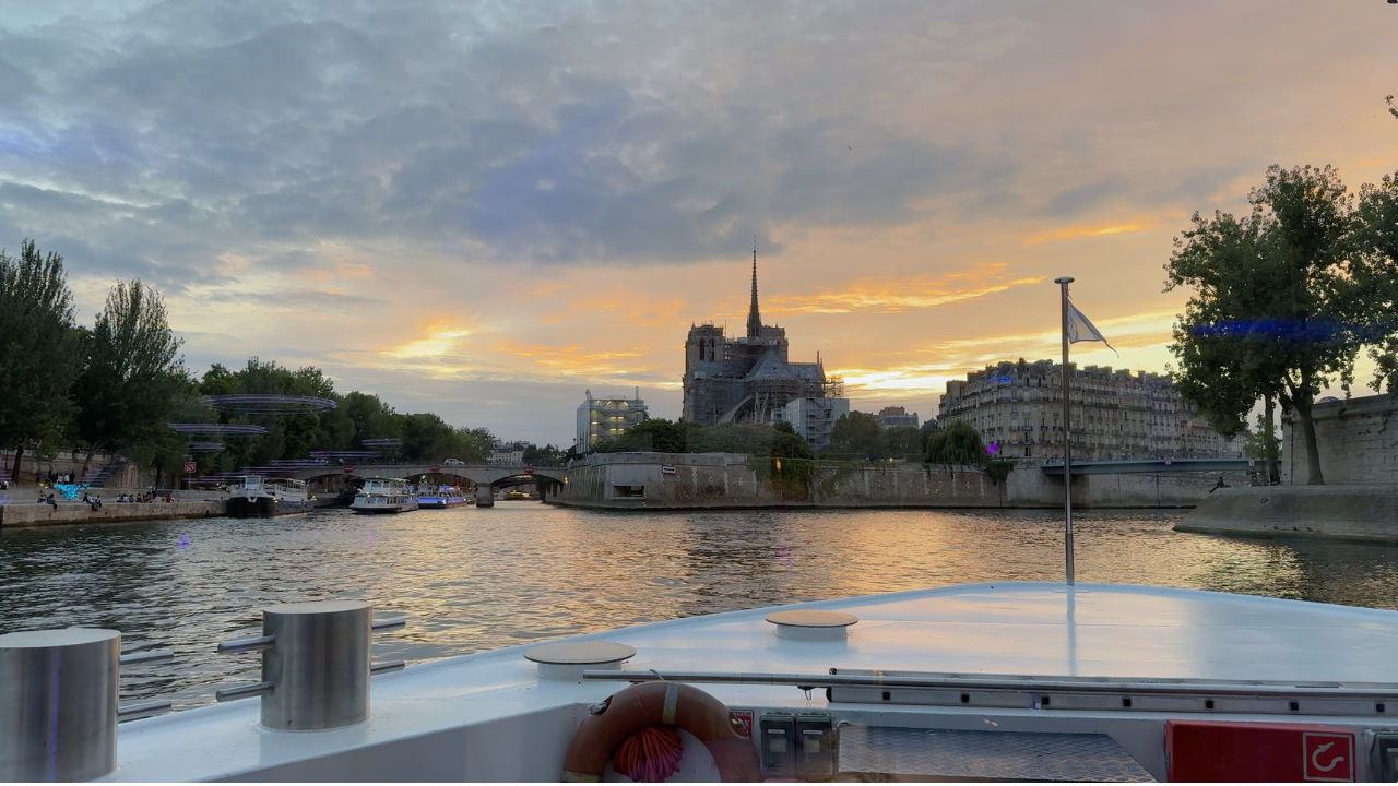 Vista del atardecer en el crucero cena en París. 