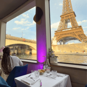 Cenar en el Sena con vista a la Torre Eiffel.
