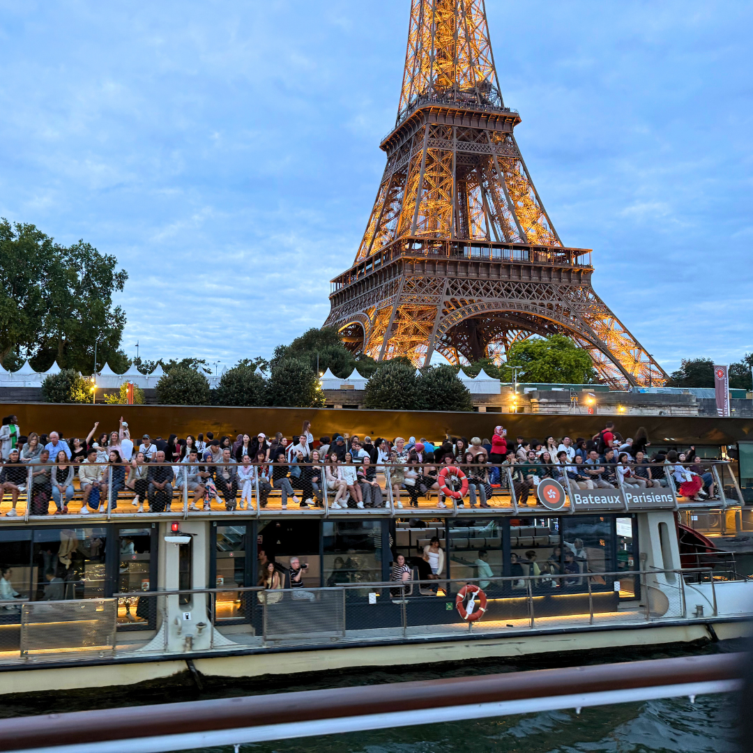 paseo_por_el_sena_atardecer Vista de la torre Eiffel durante el atardecer, desde el barco en el Sena.