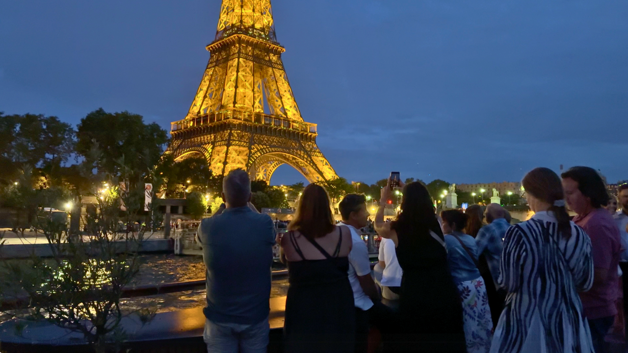 Vista de la torre Eiffel durante la cena en el Sena.