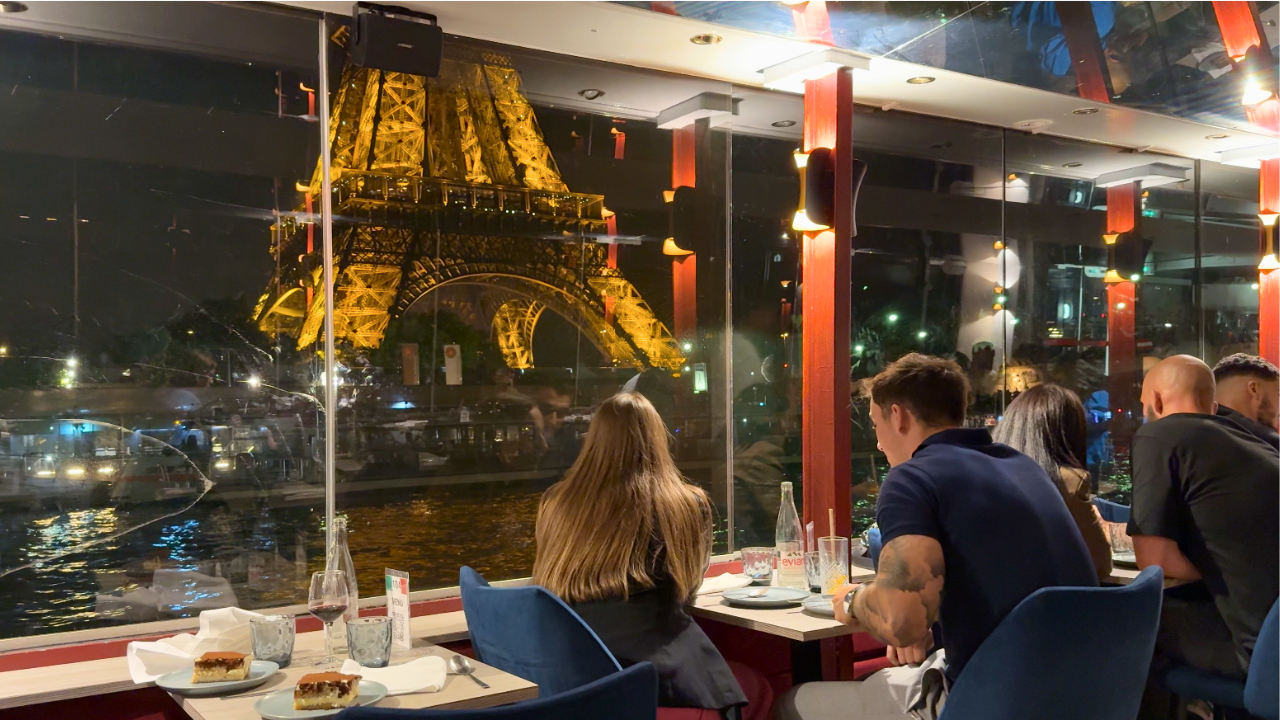 Vista de la torre Eiffel en el crucero con cena por el Sena.