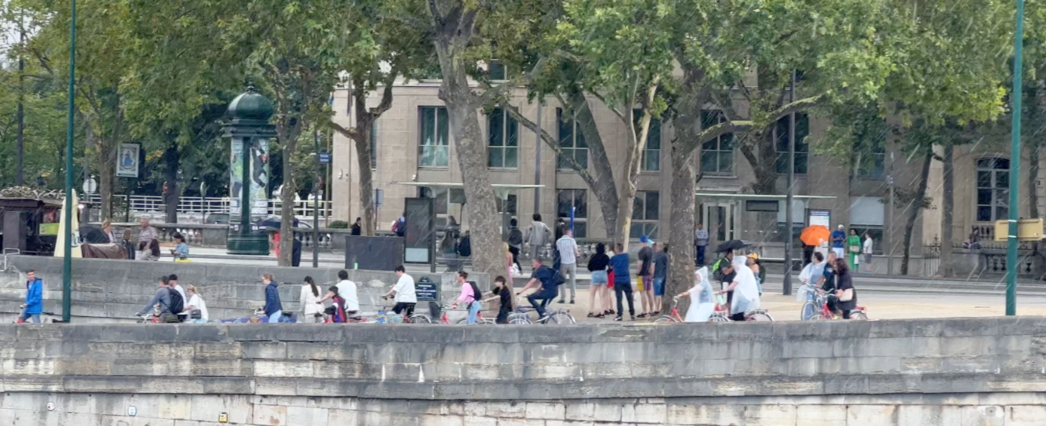 Gente visitando París bajo la lluvia.