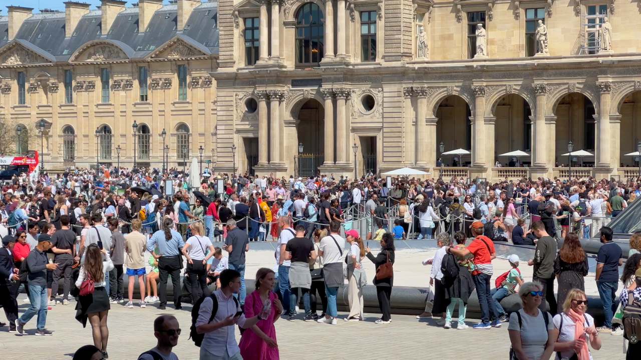 Temporada alta en París, mucha fila en el Louvre.