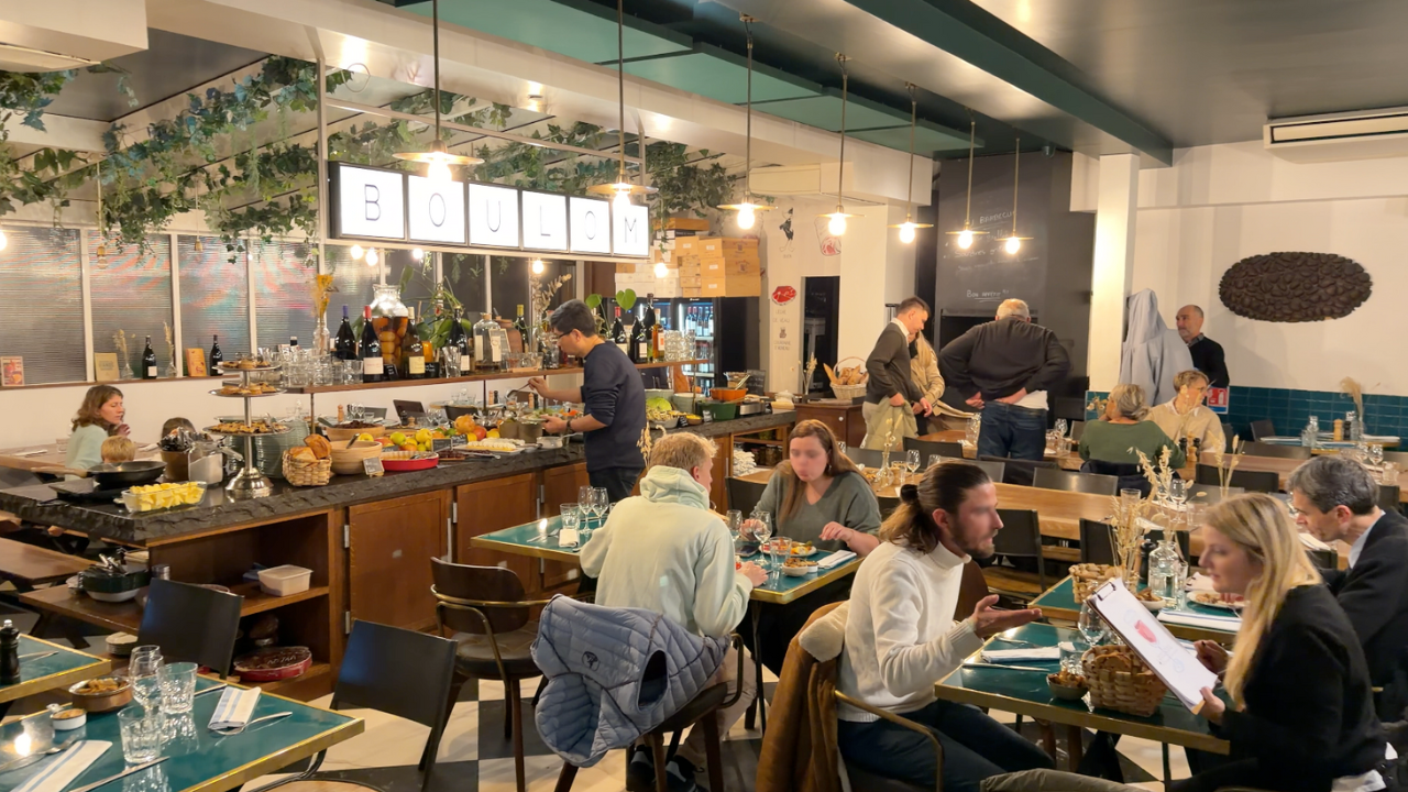 Mujer con celular en mano en París.