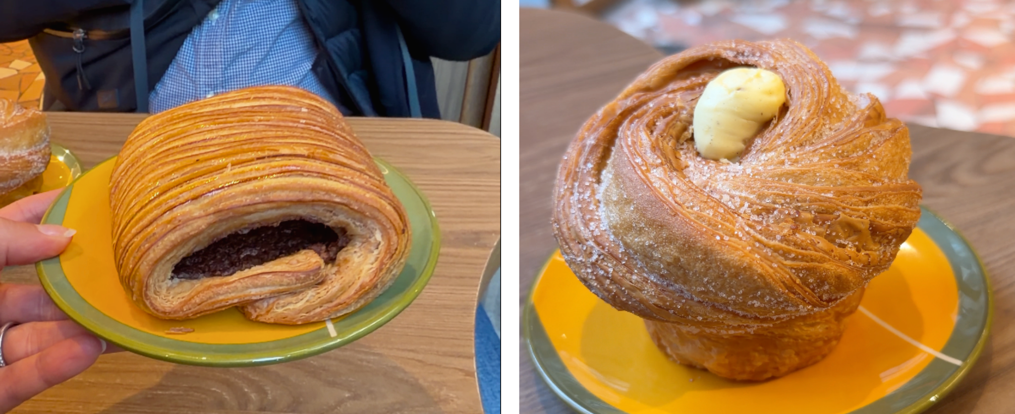 Mujer con celular en mano en París.