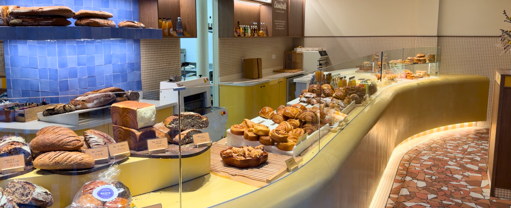 Mujer con celular en mano en París.