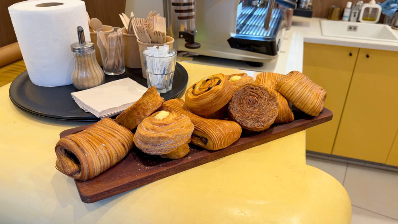 Mujer con celular en mano en París.