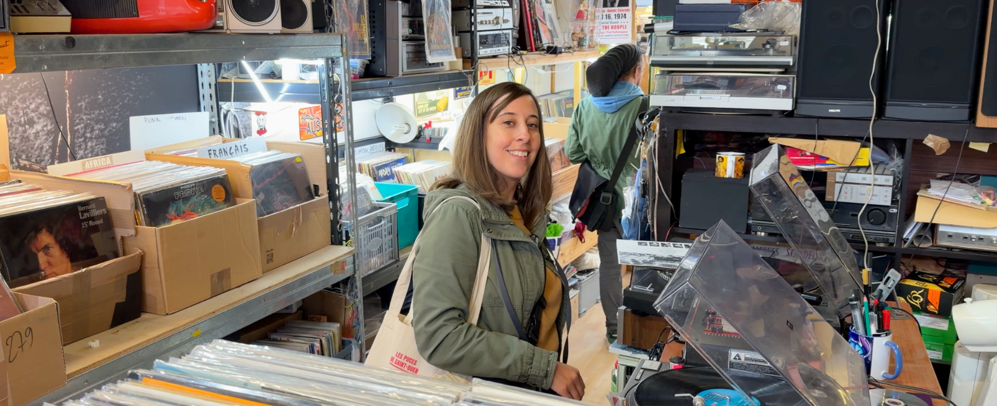 Mujer con celular en mano en París.