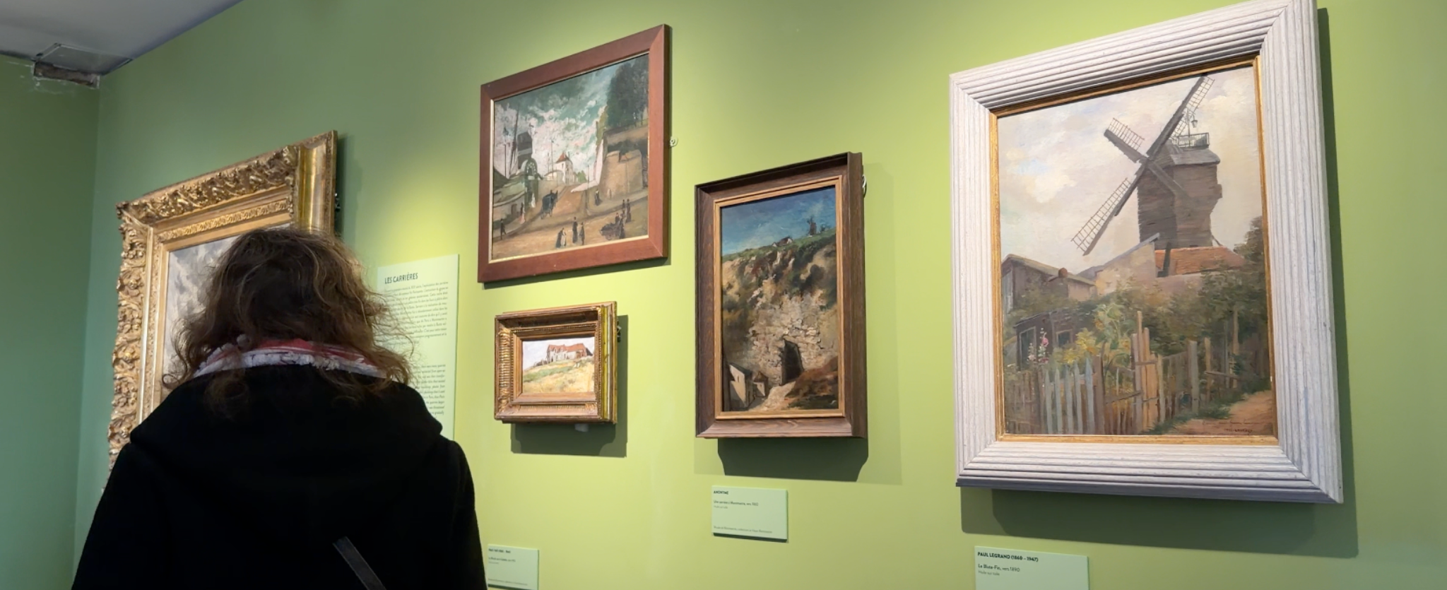 Mujer con celular en mano en París.