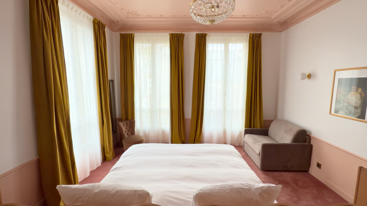 Mujer con celular en mano en París.