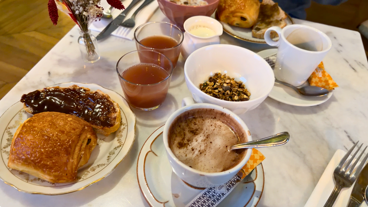 Mujer con celular en mano en París.