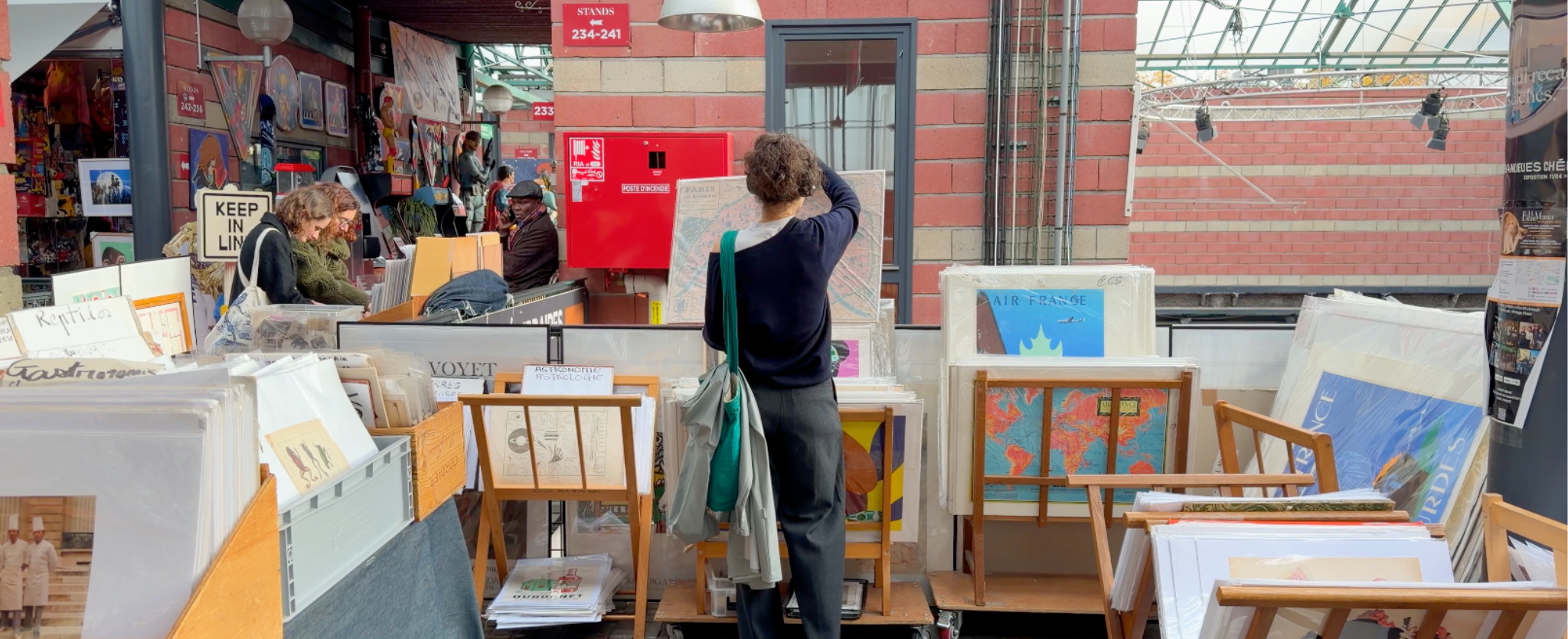 Mujer con celular en mano en París.