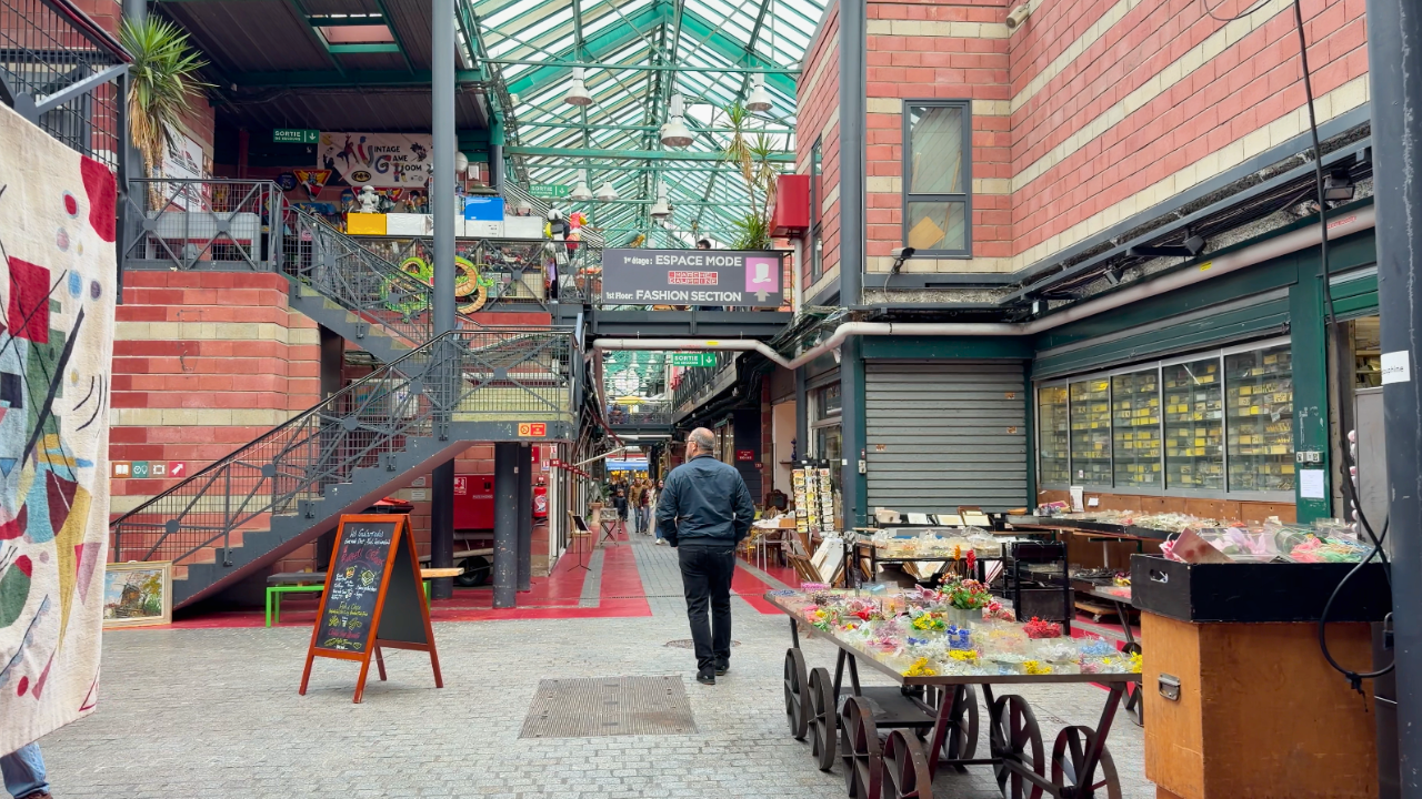 Mujer con celular en mano en París.