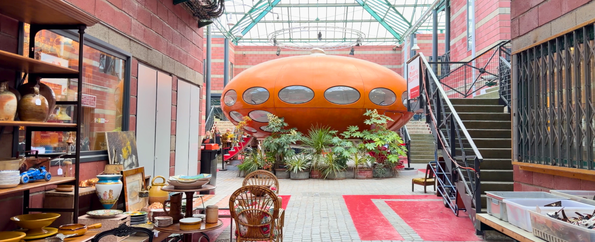 Mujer con celular en mano en París.