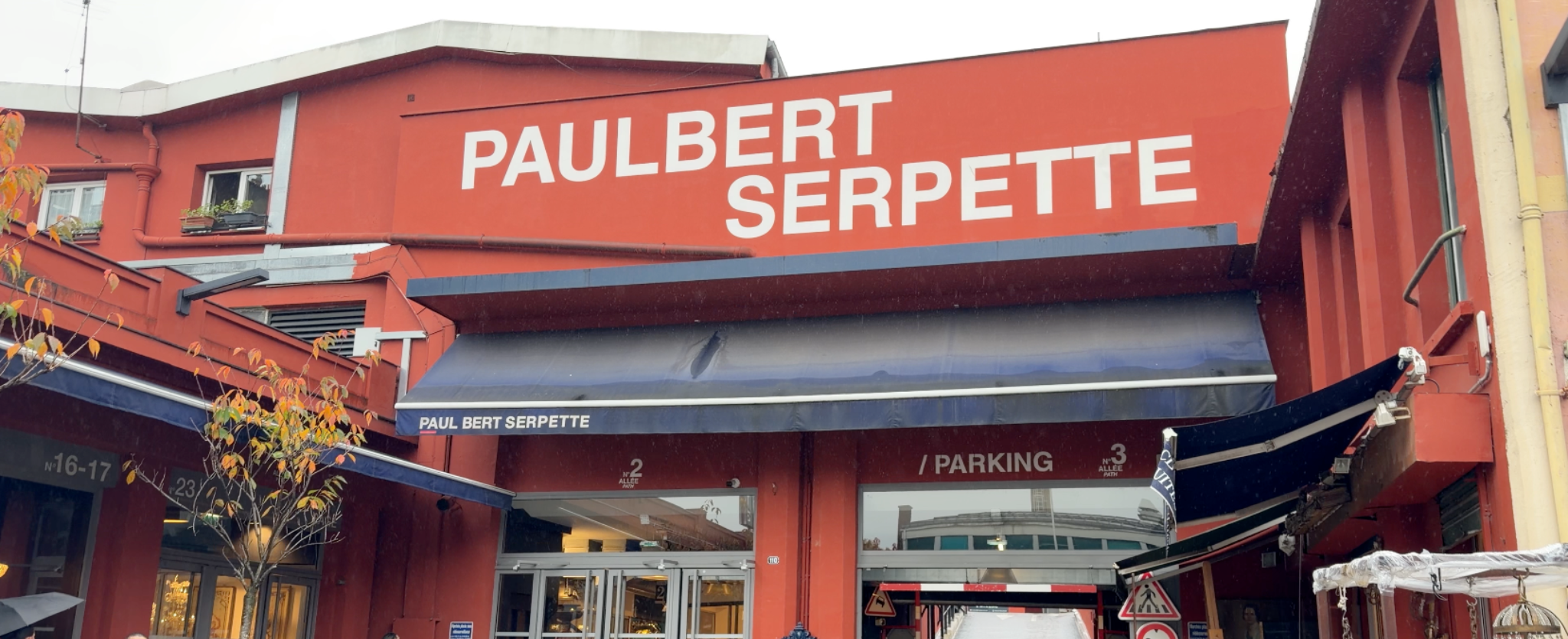 Mujer con celular en mano en París.