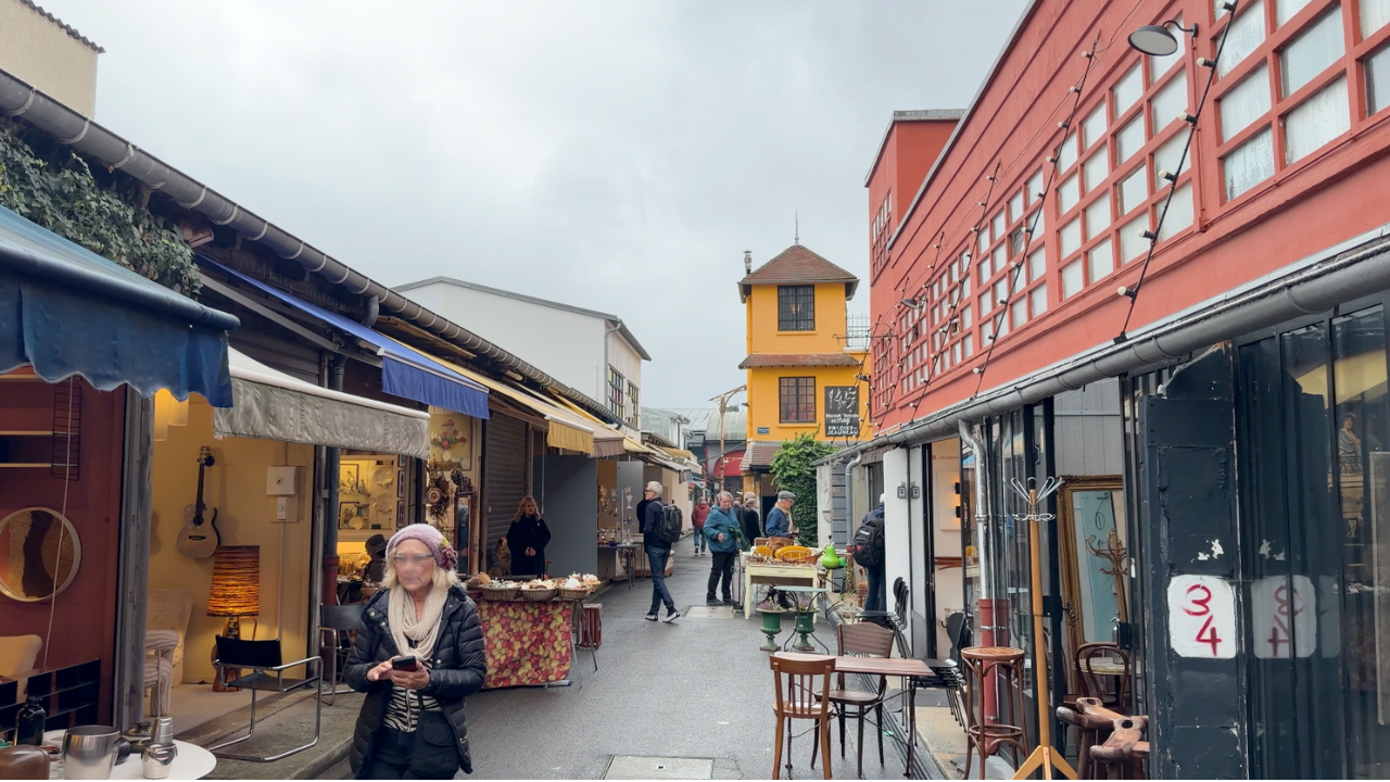 Mujer con celular en mano en París.