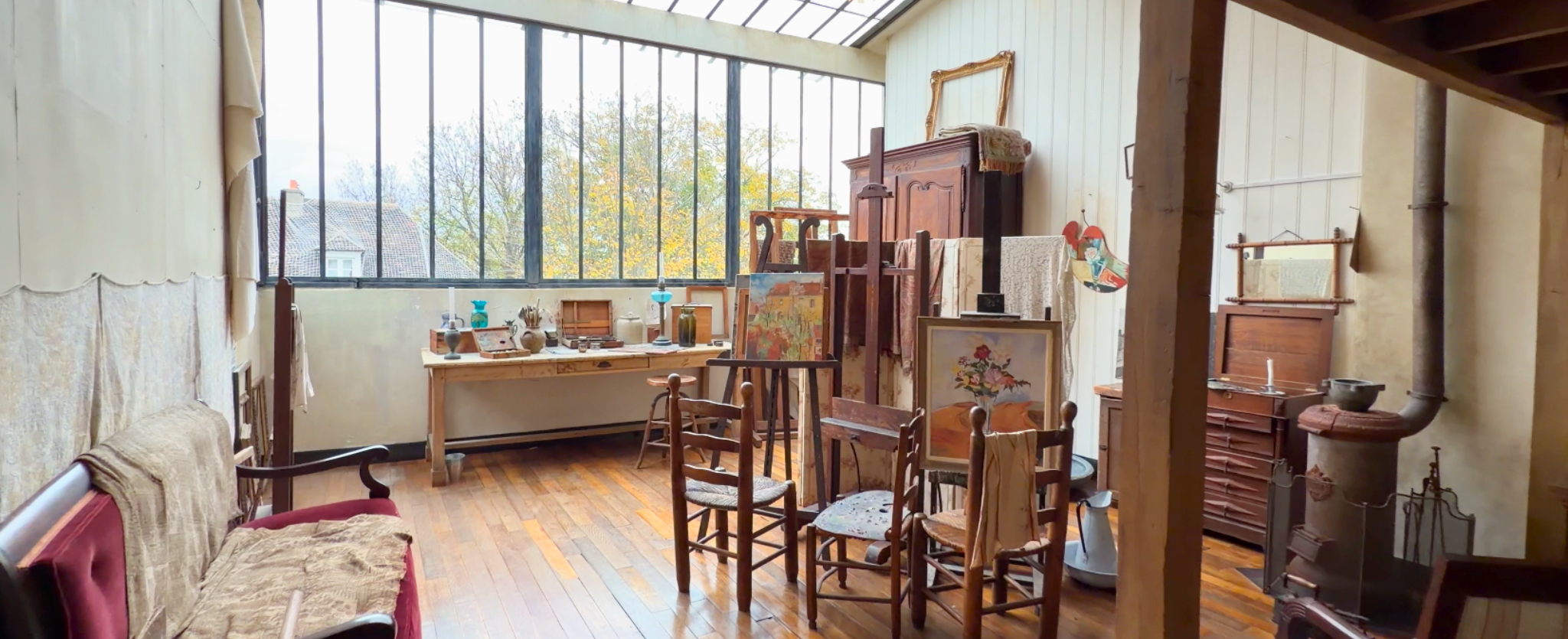 Mujer con celular en mano en París.