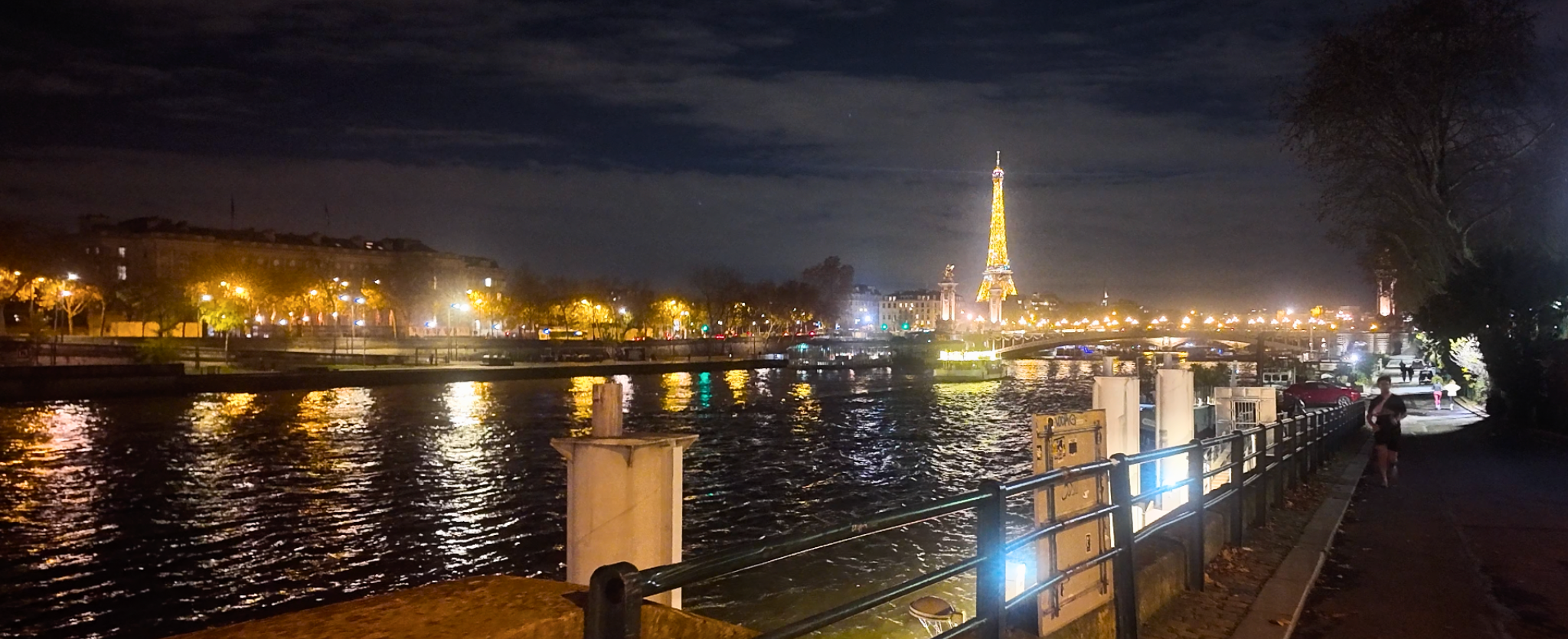 París y la torre Eiffel de noche.
