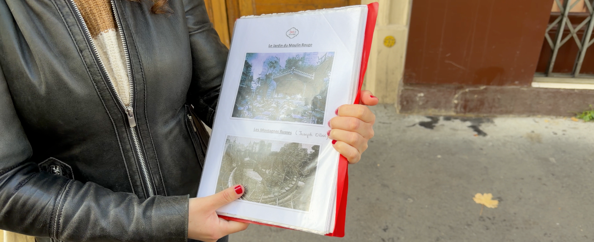 Mujer con celular en mano en París.