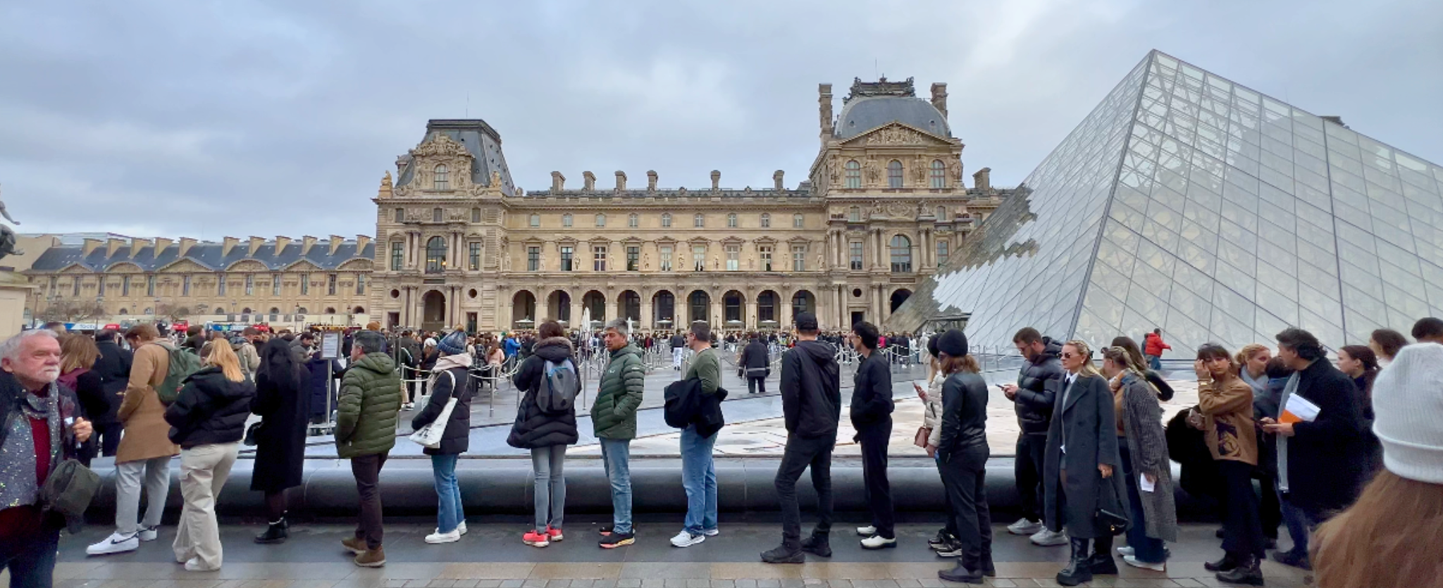 Fila para entrar al museo del Louvre.<br />
