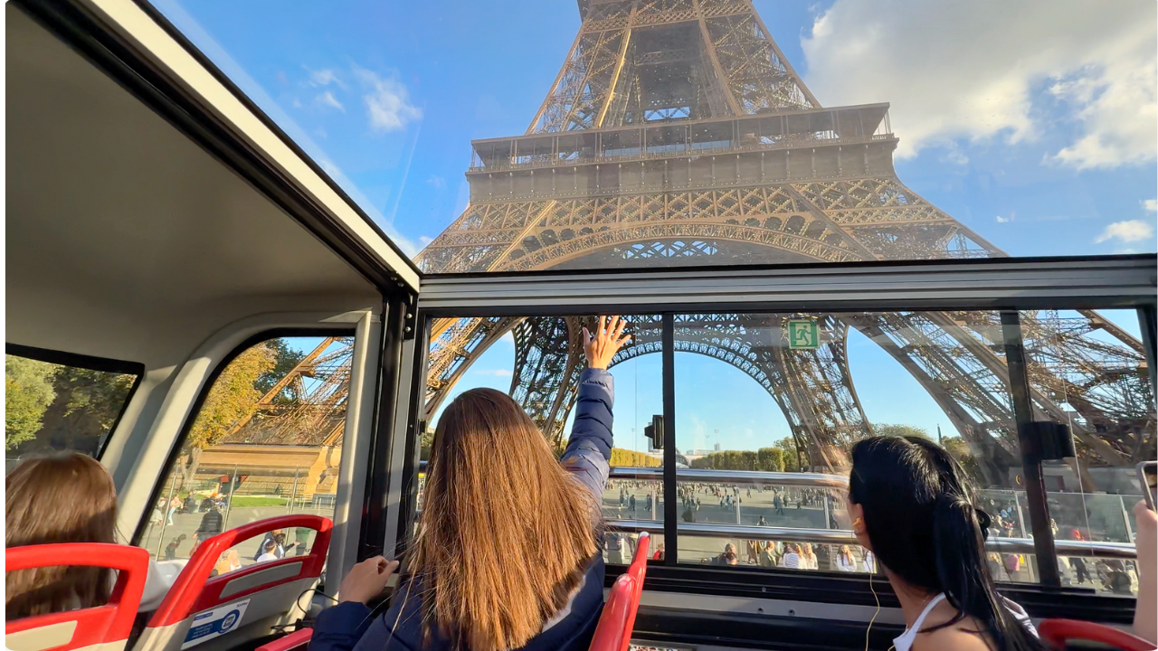 Vista de la torre Eiffel desde el autobus turístico de París.