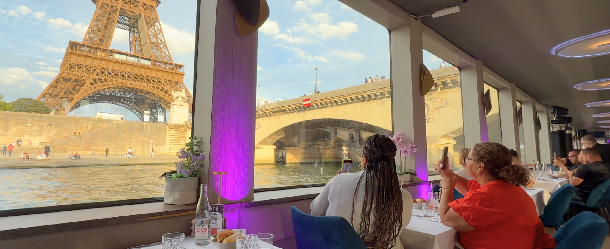 comida por el Sena frente a la torre Eiffel<br />
