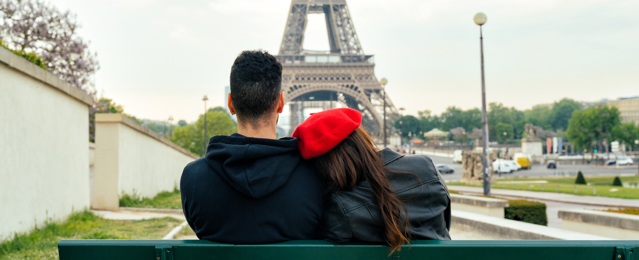Pareja viendo a la Torre Eiffel.